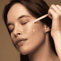 Hyaluron-Serum Tropfen am Auge, aufgetragen mit Applikator