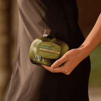 Antipodes Flasche „Peach Freesia“ Smooth & Hydrate, gelb-grün, in Hand gehalten