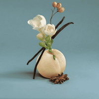 Deko-Set mit beigem Beutel, weißer Blume und Zweigen, Peach-Freesia-Optik