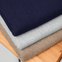 Dunkelblaue Damenstola auf hellem Schalstoff, gefaltete Kanten und Textur
