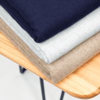 Zusammengelegte Damenstola: dunkles Blau, helles Grau und Beige, Stoffkanten im Detail