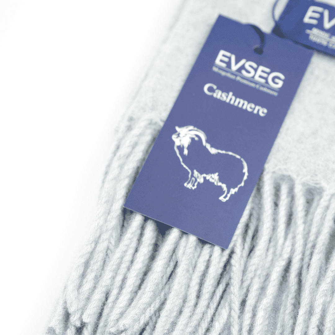Helle graue Damenstola mit Fransenkante, Etikett EVSEG Cashmere am Stoff