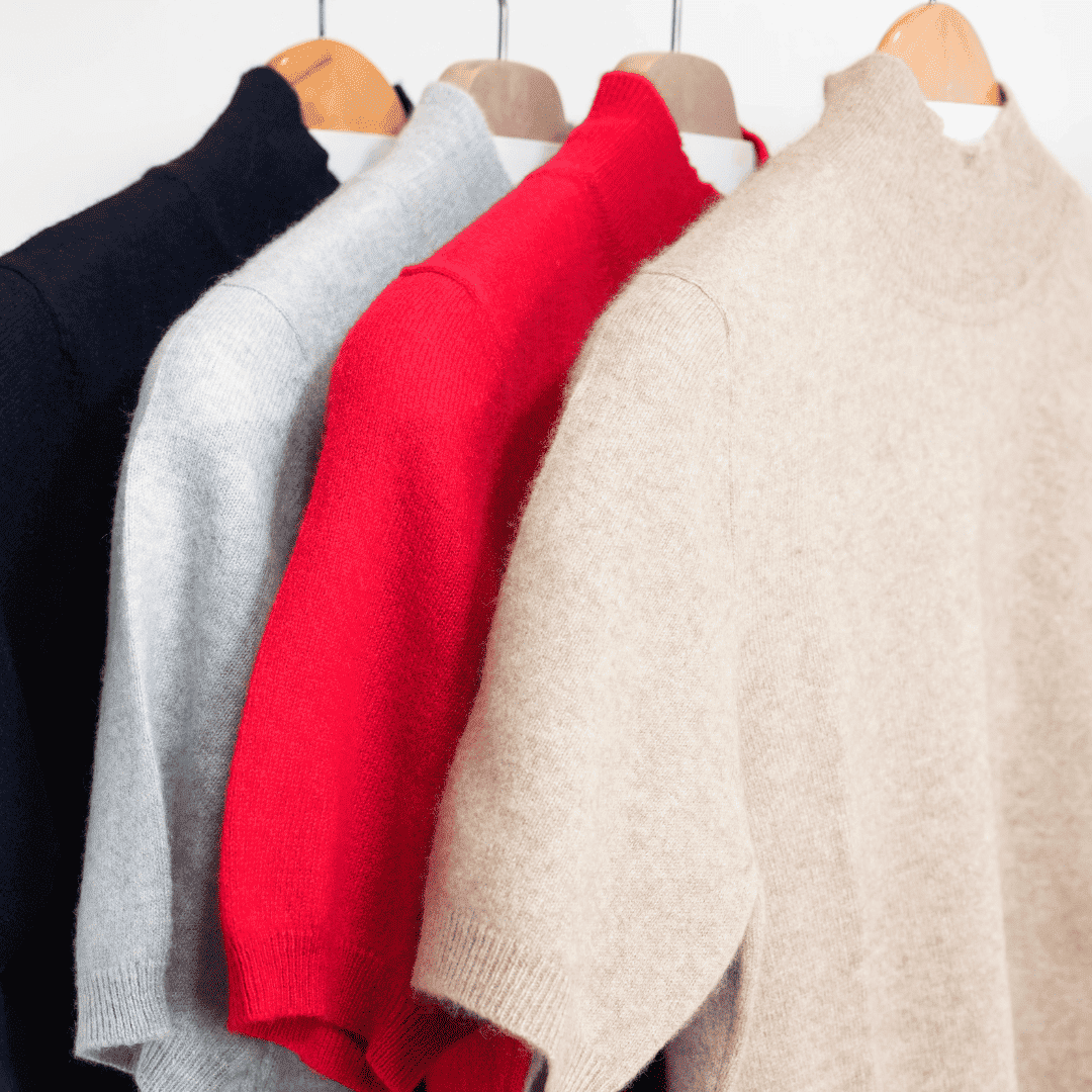 Mehrere Strick-T-Shirts in Grau, Rot und Beige mit Rollkragen, kurzärmelig