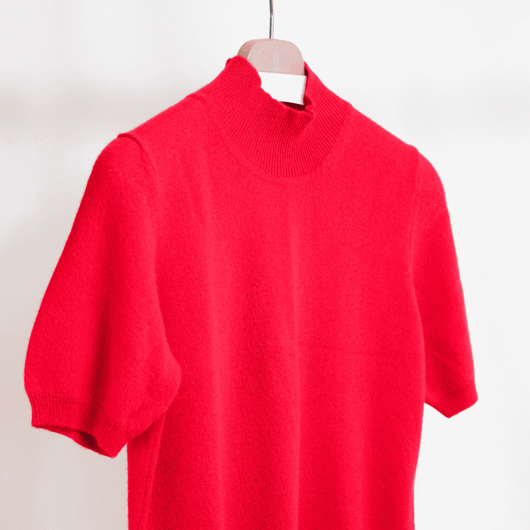 Rotes Strick-T-Shirt mit Rollkragen und kurzen Ärmeln, glatt gestrickt