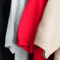 Rotes Strick-T-Shirt mit Rippenmuster, kurze Ärmel und geradem Saum