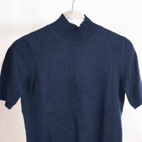 Dunkelblaues Strick-T-Shirt mit Rollkragen und kurzen Ärmeln auf Kleiderbügel