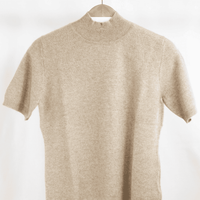 Beiges Strick-T-Shirt mit Rollkragen und kurzen Ärmeln, auf Kleiderbügel