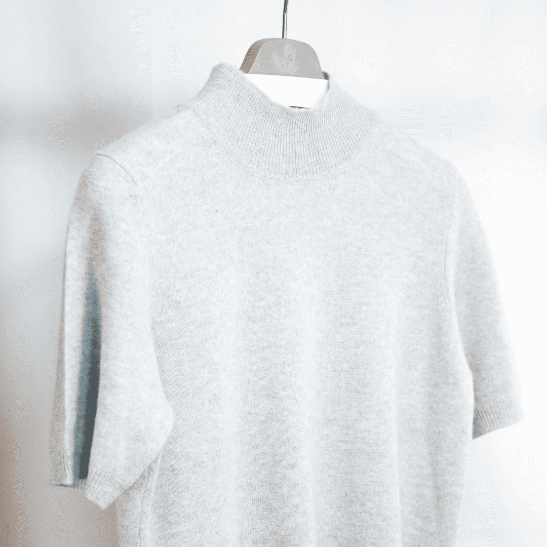 Hellgraues Strick-T-Shirt mit Rollkragen und kurzen Ärmeln, weich wirkender Damenpullover