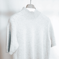 Hellgraues Strick-T-Shirt mit Rollkragen und kurzen Ärmeln, weich wirkender Damenpullover