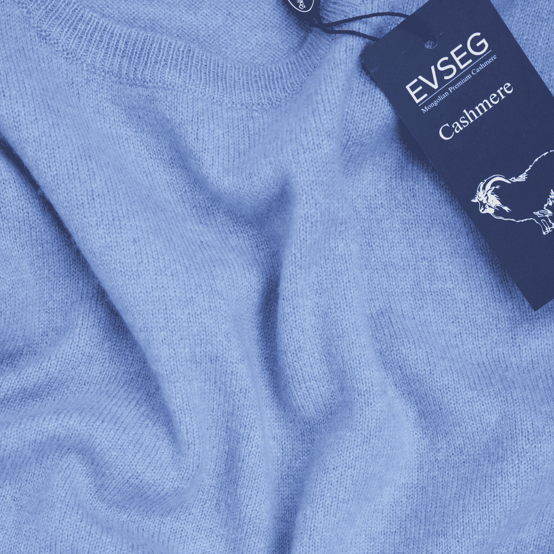 Hellblaue Strickweste mit feiner Maschenstruktur und Markenlabel