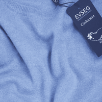 Hellblaue Strickweste mit feiner Maschenstruktur und Markenlabel